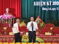 Ông Đỗ Minh Tuấn - Phó Bí thư Tỉnh ủy, trao quyết định và tặng hoa chúc mừng tân Bí thư Huyện ủy Mường Lát Hà Văn Ca.   Ảnh: Quốc Hương