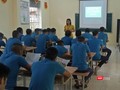 Các học viên tại Cơ sở Cai nghiện ma túy số 5 Hà Nội tiếp cận nội dung bài giảng