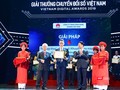 Bộ trưởng Bộ TT&TT Nguyễn Mạnh Hùng (bên phải) và GS. TSKH Đỗ Trung Tá trao giải thưởng Chuyển đổi số Việt Nam (Ảnh tư liệu, chụp năm 2019).