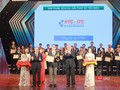 Đại diện HTC-ITC nhận Cúp và chứng nhận dịch vụ Chuyển đổi số xuất sắc từ tay GS. TSKH Đặng Vũ Minh – Chủ tịch Liên hiệp các Hội Khoa học và Kỹ thuật Việt Nam và TS. Phan Tâm – Thứ trưởng Bộ Thông tin và Truyền thông.