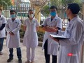ThS. Nguyễn Trọng Khoa chia sẻ khó khăn với cán bộ y tế vùng có dịch.