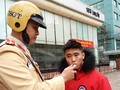 Lực lượng CSGT kiểm tra, xử lý người tham gia giao thông vi phạm nồng độ cồn.