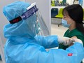 Sáng 8/3, những mũi vaccine COVID-19 của hãng AstraZeneca đã được tiêm cho những người trên tuyến đầu chống dịch, trong đó có các cán bộ y tế.