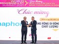 Ông Phan Tâm - Thứ trưởng Bộ TT&TT trao danh hiệu đơn vị tiêu biểu về Chất lượng Dịch vụ Băng thông rộng Di động tại Việt Nam cho ông Đặng Thanh Hưng - Giám đốc Trung tâm CNTT, VNPT Vinaphone.