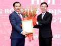 Thường trực Ban Bí thư Võ Văn Thưởng trao Quyết định, tặng hoa chúc mừng tân Bí thư Thành uỷ Hà Nội Đinh Tiến Dũng.
