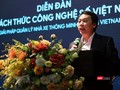 Thứ trưởng Nguyễn Huy Dũng cho rằng thực tiễn triển khai chuyển đổi số trong năm 2020 cho thấy “tìm ra đúng vấn đề của xã hội” thường sẽ khó khăn, thách thức hơn là giải vấn đề đó bằng công nghệ.