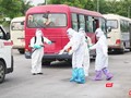 Nhân viên y tế phun khử khuẩn để phòng COVID-19.