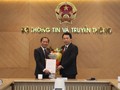 Thứ trưởng Nguyễn Huy Dũng trao quyết định cho ông Nguyễn Trọng Đường