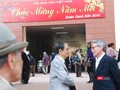 Nhà văn Nguyễn Xuân Khánh với các nhà văn dịp gặp cuối năm Tết năm Canh Dần 2010.