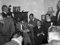 Kim Philby (đứng, bên phải) tại một cuộc họp báo năm 1951 (Ảnh: DailyMail)