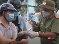 Hà Nội sử dụng đồng thời giấy đi đường thông thường và giấy đi đường có QR code.