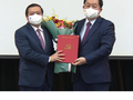 Ông Lại Xuân Môn nhận quyết định và hoa chúc mừng từ Bí thư Trung ương Đảng, Trưởng Ban Tuyên giáo Trung ương Nguyễn Trọng Nghĩa