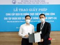 Ông Nguyễn Thiện Nghĩa - PGĐ Giám đốc phụ trách Trung tâm Chứng thực điện tử Quốc gia trao giấy phép cho đại diện VNPT.