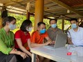 Nhân viên Viettel Post Hoà Bình hướng dẫn người dân tiếp cận sàn TMĐT Vỏ Sò