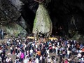 Hình ảnh du khách tại động Hương Tích - Ảnh chụp năm 2019.