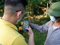 Người dân nghèo, cận nghèo có thể sử dụng smartphone để phục vụ chuyển đổi số, góp phần phát triển kinh tế gia đình.