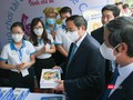 Đi thăm các gian hàng tại Ngày hội Khởi nghiệp quốc gia của học sinh, sinh viên, Thủ tướng cho rằng phải thúc đẩy mạnh mẽ hệ sinh thái khởi nghiệp ngành giáo dục.