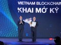 Ông Vũ Chiến Thắng - Thứ trưởng Bộ Nội vụ - trao quyết định thành lập Hiệp hội Blockchain Việt Nam cho ông Hoàng Văn Huây - Chủ tịch Hiệp Blockchain Việt Nam.