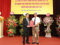 PGS.TS Nguyễn Trường Sơn, Thứ trưởng Bộ Y tế đã trao Quyết định số 1328/QĐ-BYT về việc bổ nhiệm PGS.TS Nguyễn Mạnh Khánh, Phó Viện trưởng Viện Chấn thương chỉnh hình kiêm Trưởng phòng Tổ chức cán bộ Bệnh viện Hữu nghị Việt Đức giữ chức vụ Phó Giám đốc phụ trách chuyên môn Bệnh viện Hữu nghị Việt Đức.