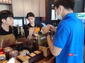 Các hộ kinh doanh, nhà hàng, khách sạn trên địa bàn phường 2 (TP. Vũng Tàu) được tuyên truyền cài đặt mã QR để thực hiện thanh toán trực tuyến.