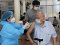 Người dân tự bảo vệ mình bằng cách tiêm phòng đầy đủ vắc xin phòng COVID-19.