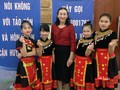 Bà Nguyễn Thị Luận - Chủ tịch Liên Chi hội Bảo vệ Quyền trẻ em tỉnh Quảng Ninh và các cháu nhỏ trong một chương trình đào tạo nâng cao nhận thức cho trẻ em.