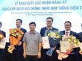 Cục trưởng Cục Thương mại điện tử và Kinh tế số Đặng Hoàng Hải trao Giấy xác nhận đăng ký cung cấp dịch vụ chứng thực hợp đồng điện tử cho 5 doanh nghiệp 
