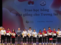 Ông Fang Yu - Phó Tổng Giám đốc Huawei Việt Nam trao tặng học bổng cho các sinh viên tài năng tại Techfest Vĩnh Phúc 2022.