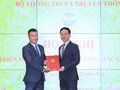 Bộ trưởng Nguyễn Mạnh Hùng trao quyết định bổ nhiệm Tổng biên tập Báo VietNamNet cho Nhà báo Nguyễn Bá. Ảnh: Lê Anh Dũng - VietNamNet.