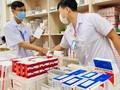Nhân viên y tế nhà thuốc bệnh viện kiểm kê thuốc