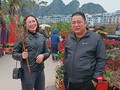 Nhiều người đã chọn được cho mình những cành hoa ưng ý tại hội hoa xuân.