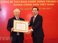 Ông Võ Văn Thưởng, Ủy viên Bộ Chính trị, Thường trực Ban Bí thư trao Huy hiệu 55 năm tuổi Đảng tặng Tổng Bí thư Nguyễn Phú Trọng. (Ảnh: Trí Dũng/TTXVN)