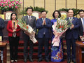 Bí thư Thành ủy Hà Nội Đinh Tiến Dũng và các lãnh đạo TP chúc mừng tân Phó Chủ tịch Vũ Thu Hà (thứ ba, phải sang) và các cán bộ vừa được bầu giữ các cương vị mới.