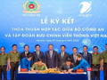 Đại diện lãnh đạo Bộ Công an và đại diện Tập đoàn VNPT ký hợp tác giữa hai bên.