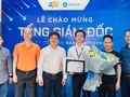 Ban lãnh đạo FPT và Base chúc mừng tân CEO Nguyễn Thượng Tường Minh (thứ 3 từ phải qua).