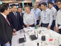 Các đại biểu tham quan gian hàng của VNPT tại Techfest vùng đồng bằng sông Hồng 2023.