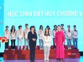Bà Nguyễn Thị Mai Hữu (trái) và bà Lê Việt Thương Huyền - đại diện Tổng Công ty VTC trao huy chương Vàng cho các thí sinh.