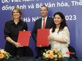 Ông Scott McDonald, TGĐ Hội đồng Anh toàn cầu (giữa) chứng kiến lễ ký kết hợp tác giữa Cục Hợp tác Quốc tế (Bộ VH, TT&DL) và Hội đồng Anh tại Việt Nam. 