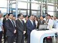 Thủ tướng Chính phủ Phạm Minh Chính và lãnh đạo các bộ, ngành tới tham quan khu vực trình diễn các giải pháp số của VNPT tại Industry 4.0 Summit 2023.