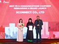 Chị Phạm Thị Quyên - Giám đốc Truyền thông Sconnect (giữa) cùng chị Nguyễn Thị Huyền Trang - đại diện công ty nhận giải thưởng Chiến dịch tái định vị thương hiệu xuất sắc.