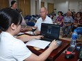 Người dân nhận lương hưu và trợ cấp bảo hiểm xã hội.