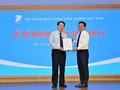 Ông Huỳnh Quang Liêm - Tổng giám đốc Tập đoàn VNPT trao quyết định bổ nhiệm cho ông Nguyễn Văn Tấn (bên trái)