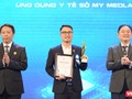 CEO Med-On Bùi Lê Hà nhận cúp và Giấy chứng nhận Giải thưởng Chuyển đổi số Việt Nam 2023.