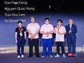 Ông Nguyễn Minh Hồng - Chủ tịch Hội Truyền thông số Việt Nam chúc mừng các thành viên đội tuyển Việt Nam đạt giải cao tại cuộc thi Huawei ICT Competition 2022-2023