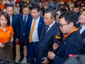 Chủ tịch FPT Trương Gia Bình, Chủ tịch UBND TP. Hà Nội Trần Sỹ Thanh cùng lãnh đạo các bộ ngành trao đổi về giải pháp xây dựng thành phố thông minh.