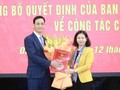 Phó Bí thư Thường trực Thành ủy Hà Nội Nguyễn Thị Tuyến trao quyết định và tặng hoa ông Lê Thanh Nam. Ảnh: Quang Thái