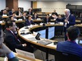 Phó Thủ tướng Chính phủ Lê Minh Khái cùng đoàn Việt Nam trong cuộc trao đổi với các giáo sư