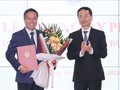 Bộ trưởng Nguyễn Mạnh Hùng trao giấy phép thiết lập mạng và cung cấp dịch vụ cho lãnh đạo Tập đoàn VNPT