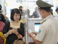Hành khách sử dụng mã VNeID để làm thủ tục lên máy bay.