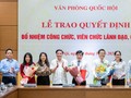 Tổng Thư ký Quốc hội, Chủ nhiệm Văn phòng Quốc hội Bùi Văn Cường và Phó chủ nhiệm Ủy ban Pháp luật Trần Hồng Nguyên, lãnh đạo Văn phòng Quốc hội, Đài Tiếng nói Việt Nam chúc mừng các cán bộ nhận quyết định bổ nhiệm.